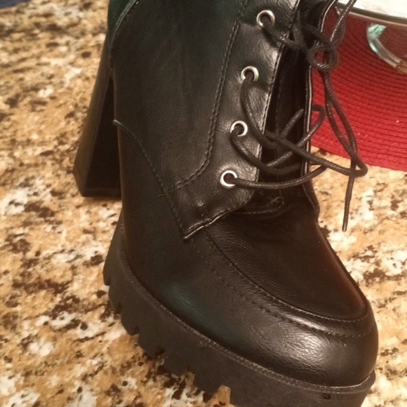 Ankle straps and zippered boots - Picture 6 of 6